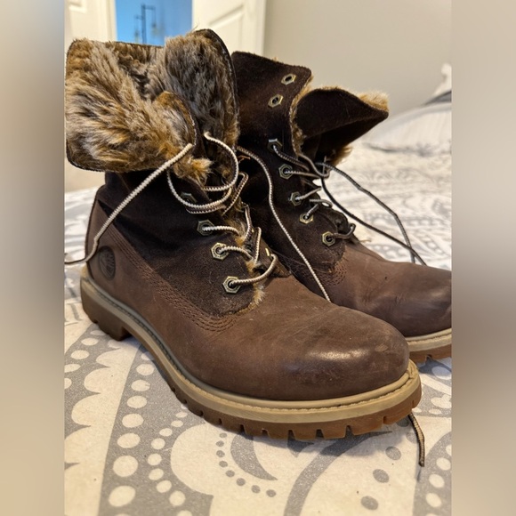 Women’s timberland fur lined boots - Picture 1 of 4